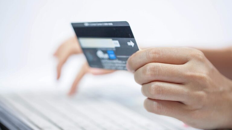 МВД: не стоит делиться цифрами на оборотной стороне банковской карты и пин-кодом