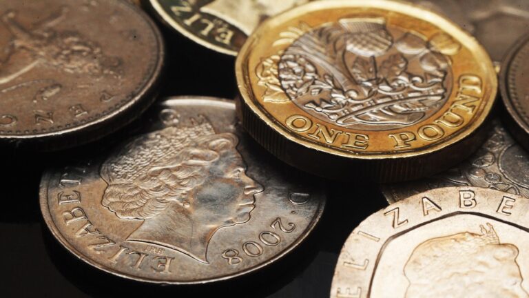 Фунт стерлингов слабеет к доллару перед выходом данных по рынку труда в Великобритании