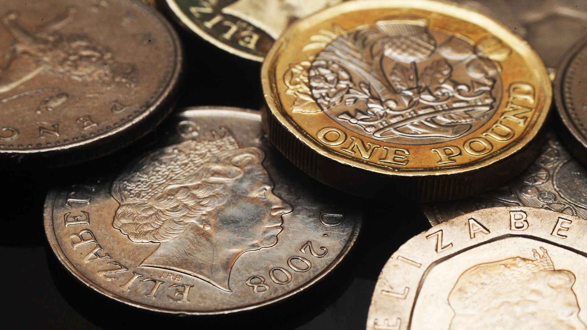 Фунт стерлингов слабеет к доллару перед выходом данных по рынку труда в Великобритании