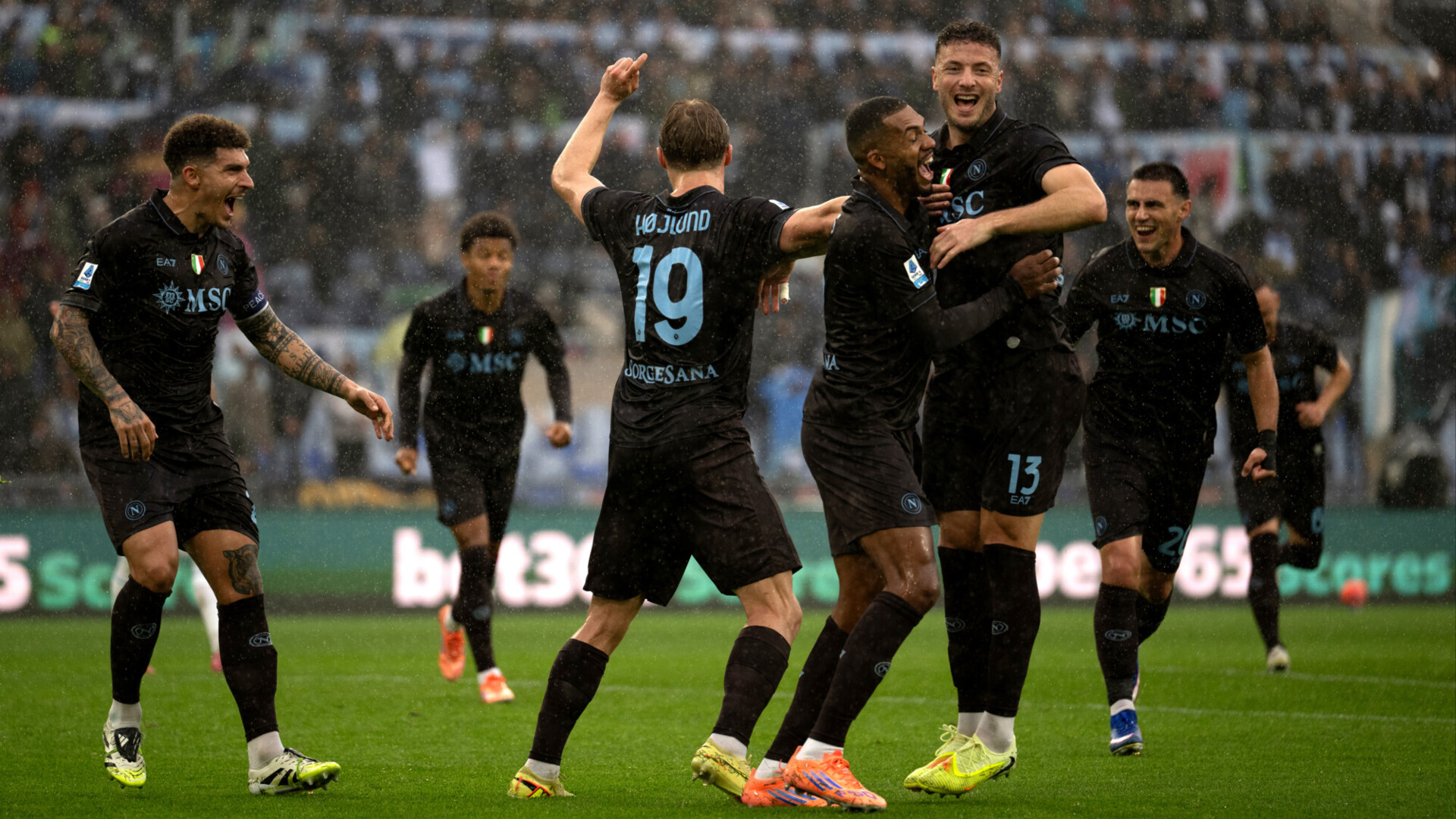 «Наполи» победил «Лацио» в матче с тремя красными карточками