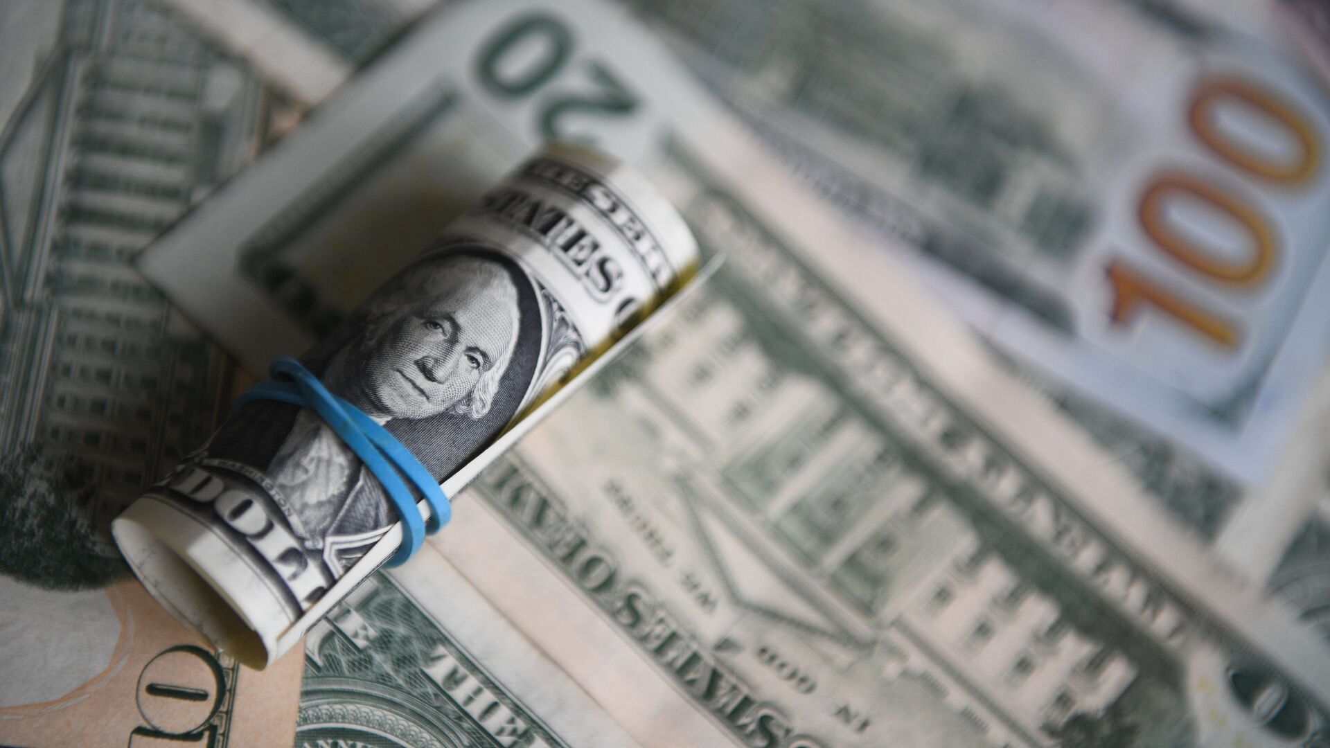 Депутат Аксаков: Россиянам не стоит сейчас скупать доллары