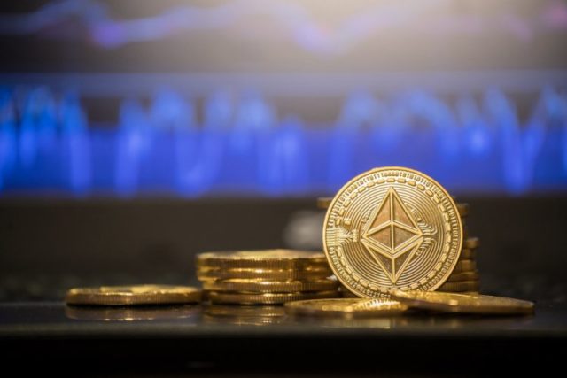 Михаэль ван де Поппе призывает покупать Ethereum