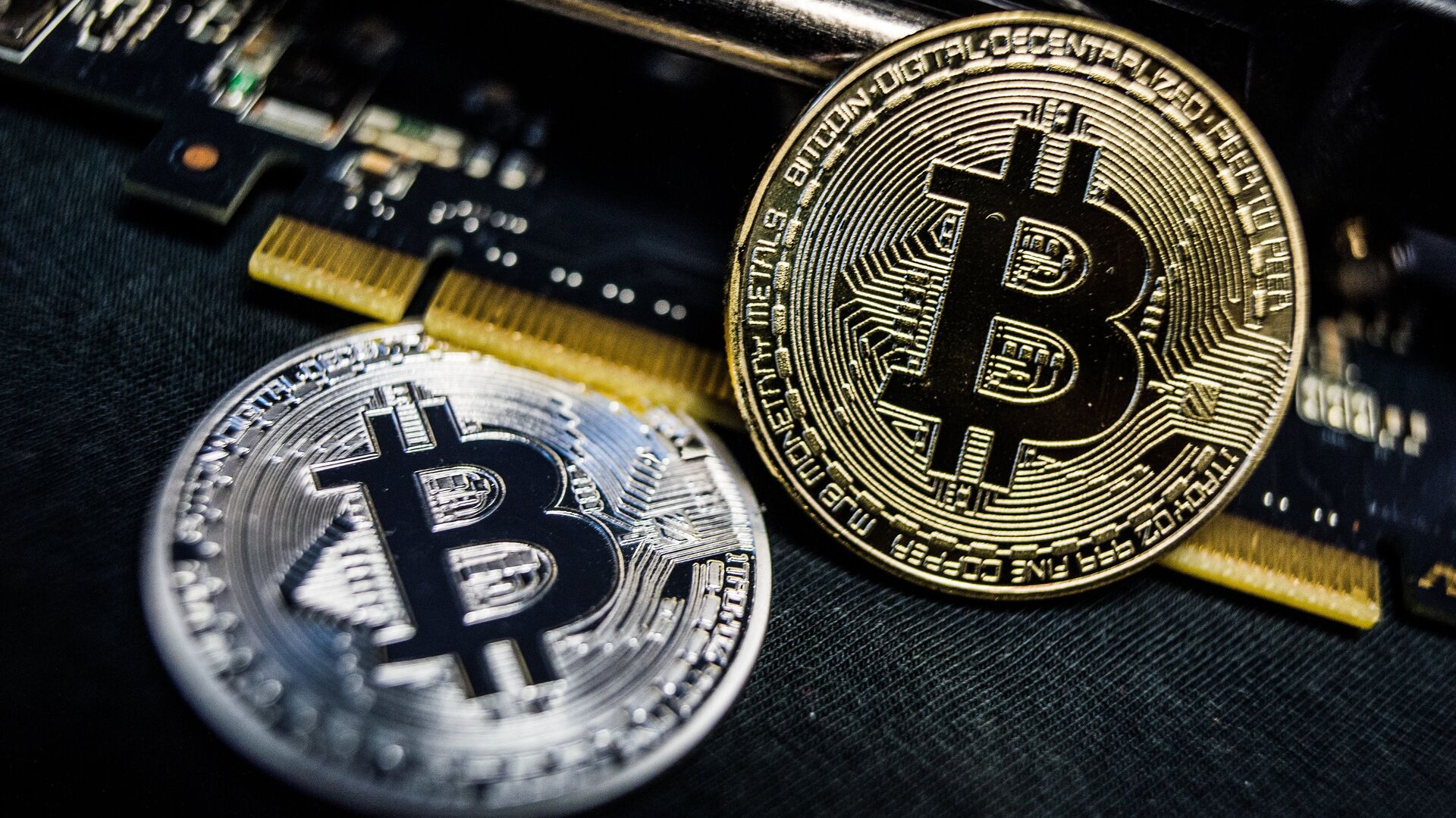 Стоимость биткоина впервые с 7 апреля опустилась более чем на 4%, ниже 70 тысяч долларов