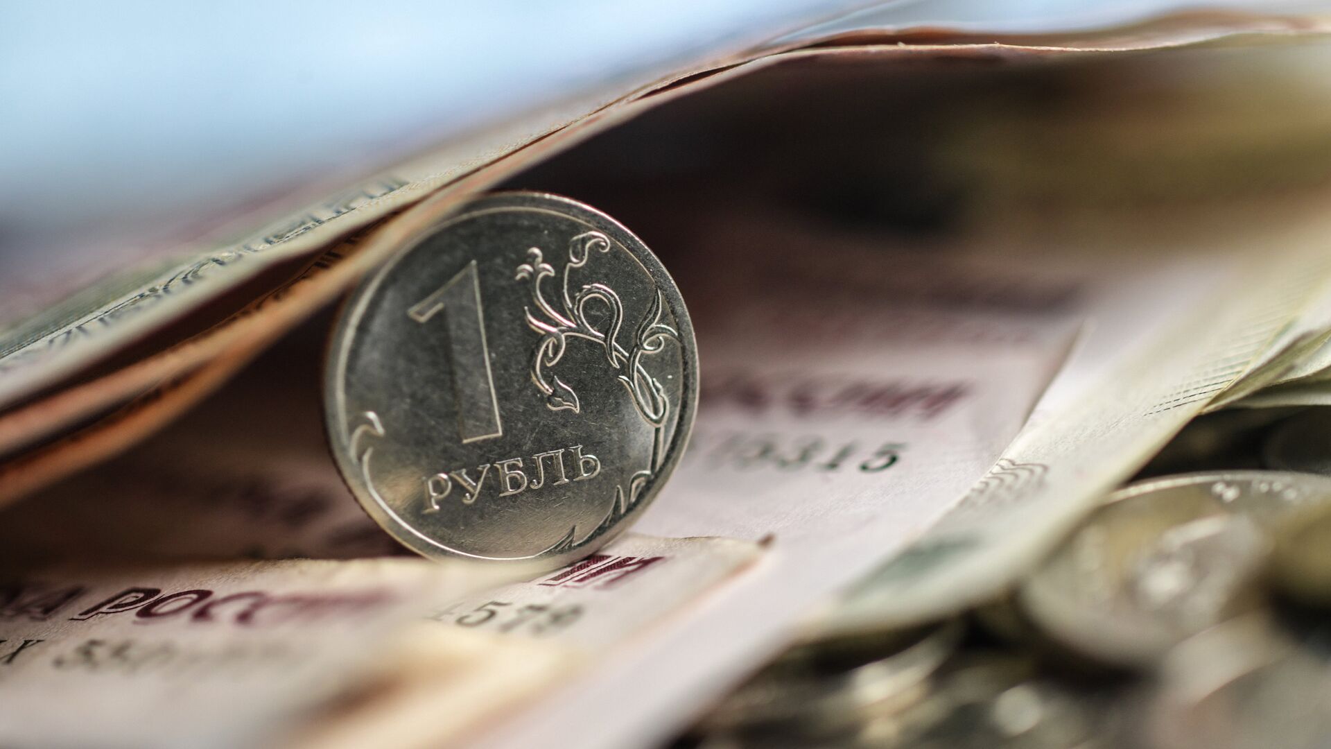 Тюнь: рубль не будет чрезмерно крепким