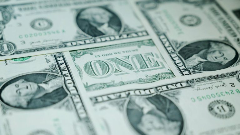 Банк UBS: число долларовых миллиардеров в мире выросло почти на 400