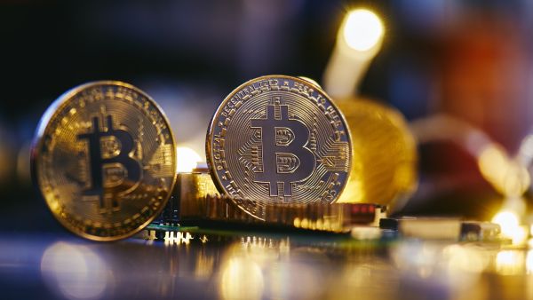 Стоимость биткоина на бирже Binance упала на 2,47%, до 58 622 долларов