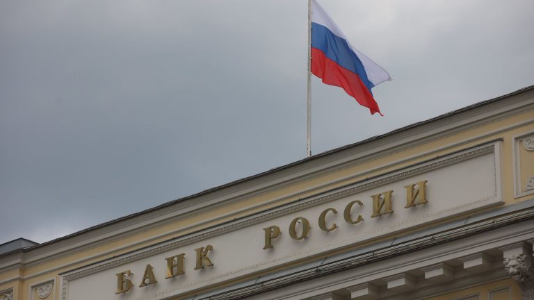 Банк России 15 июня выпустит в обращение памятную серебряную монету с вороном Кутхом