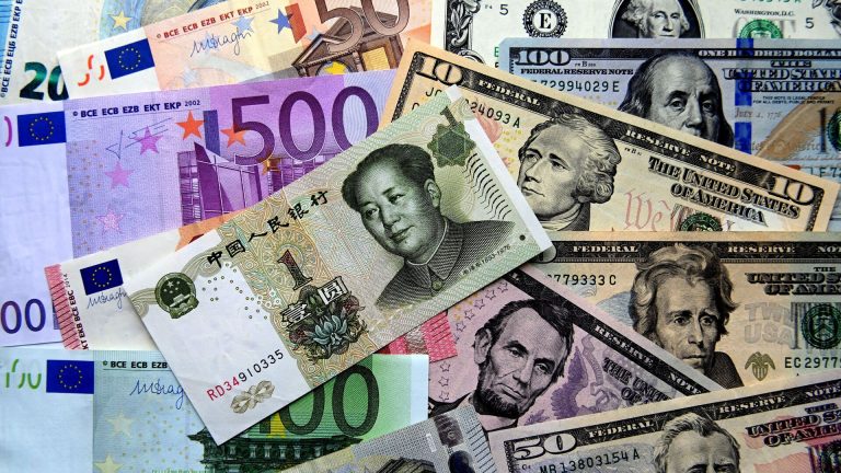 ЦБ: чистые покупки валюты физлицами в мае выросли на 39,8%, до 151 миллиарда рублей