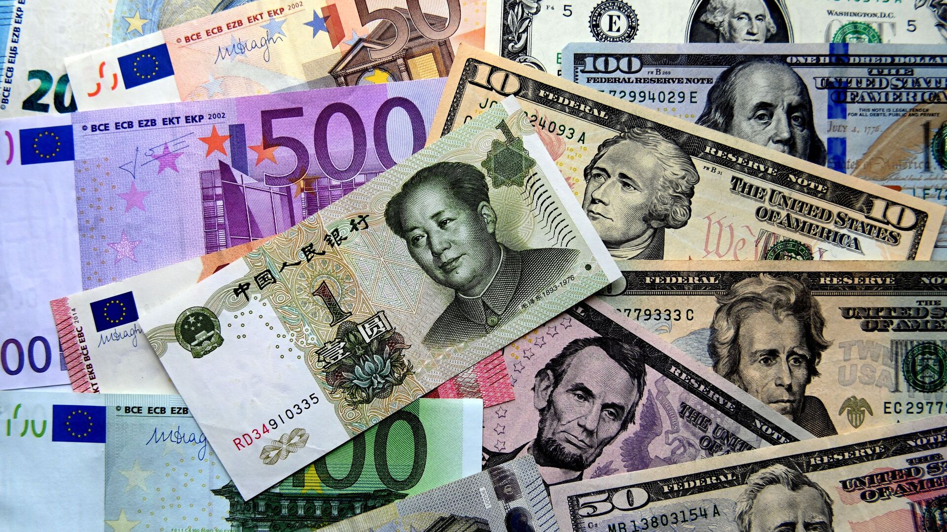 ЦБ: чистые покупки валюты физлицами в мае выросли на 39,8%, до 151 миллиарда рублей