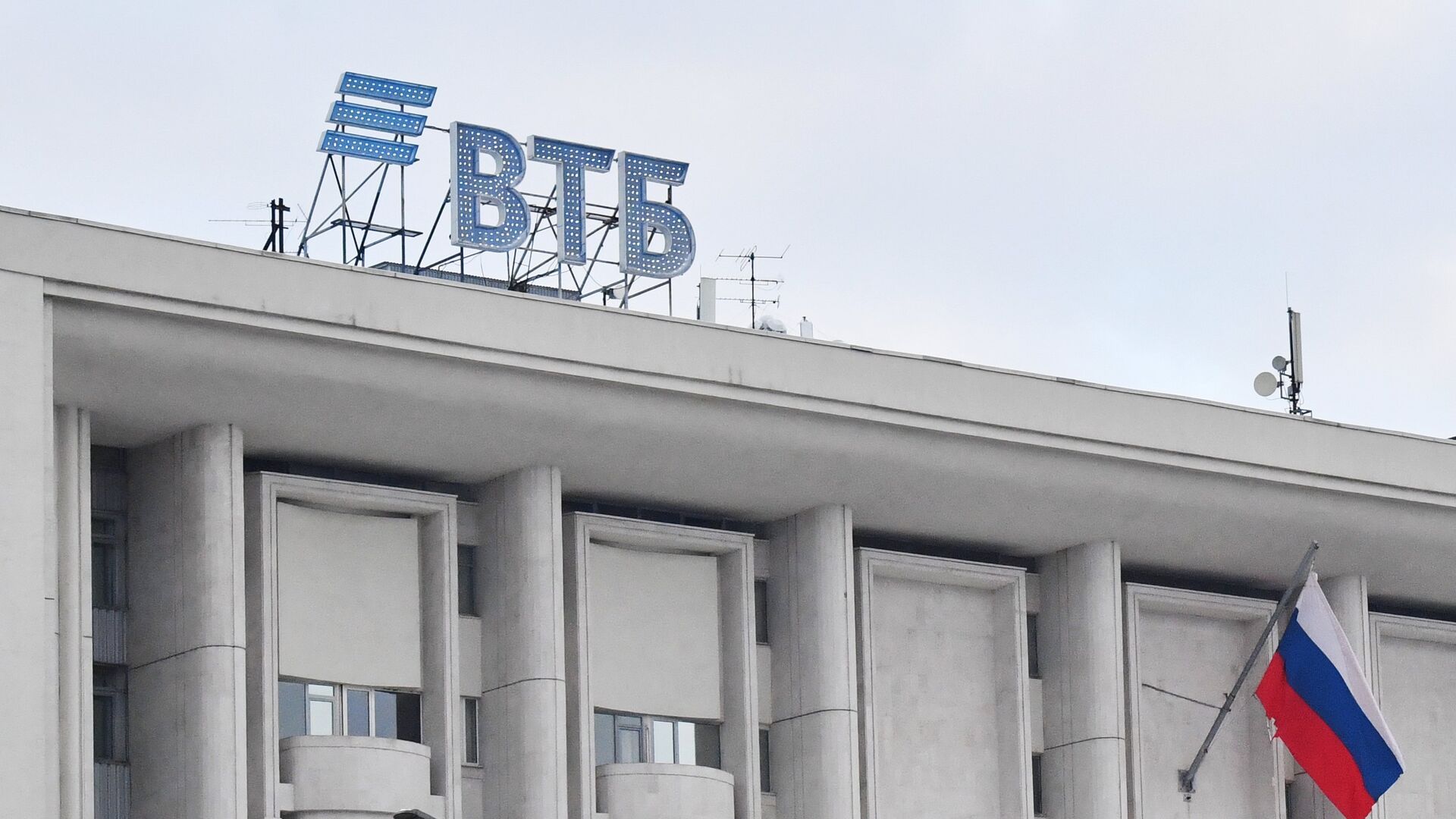 Зампред ВТБ сравнил ситуацию в банковском секторе с шпионским фильмом