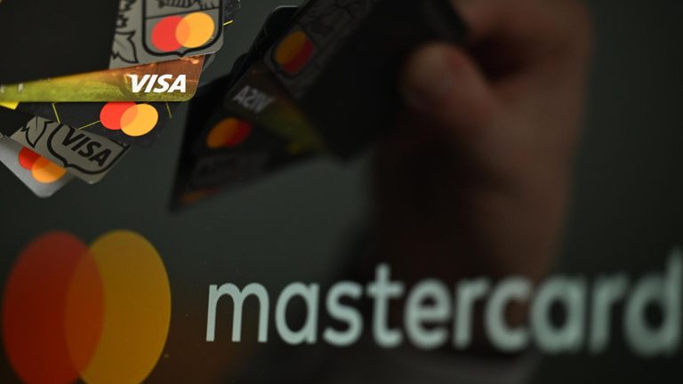 Кузьмин: держатели карт Visa и Mastercard могут столкнуться с сокращением кешбэка