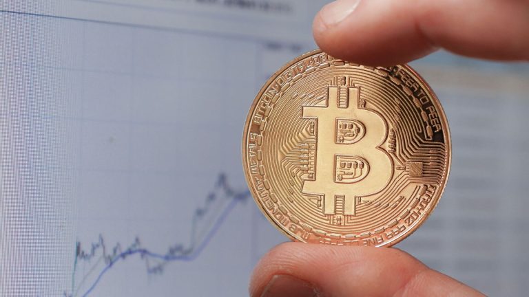 Стоимость биткоина опустилась ниже 59 тысяч долларов впервые с 10 октября 2024 года