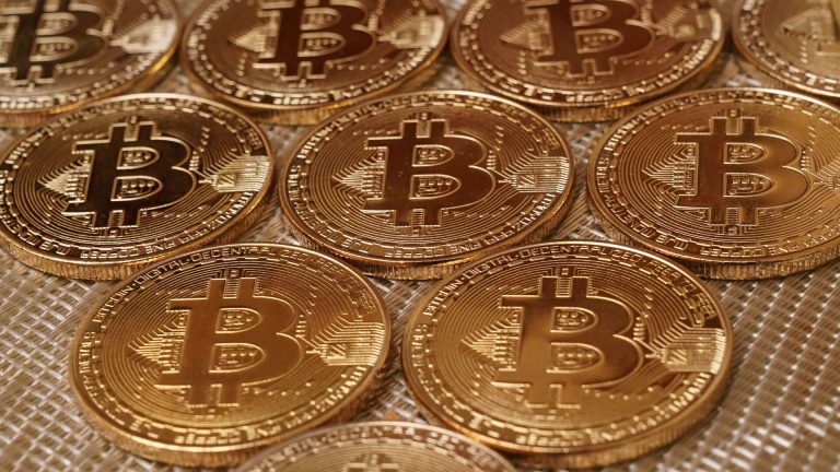 Стоимость биткоина упала до 60 тысяч долларов впервые с 6 февраля