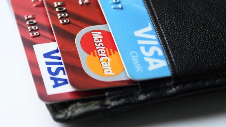 Банки ведут работу по плавной замене Visa и Mastercard на «Мир» до 2030 года