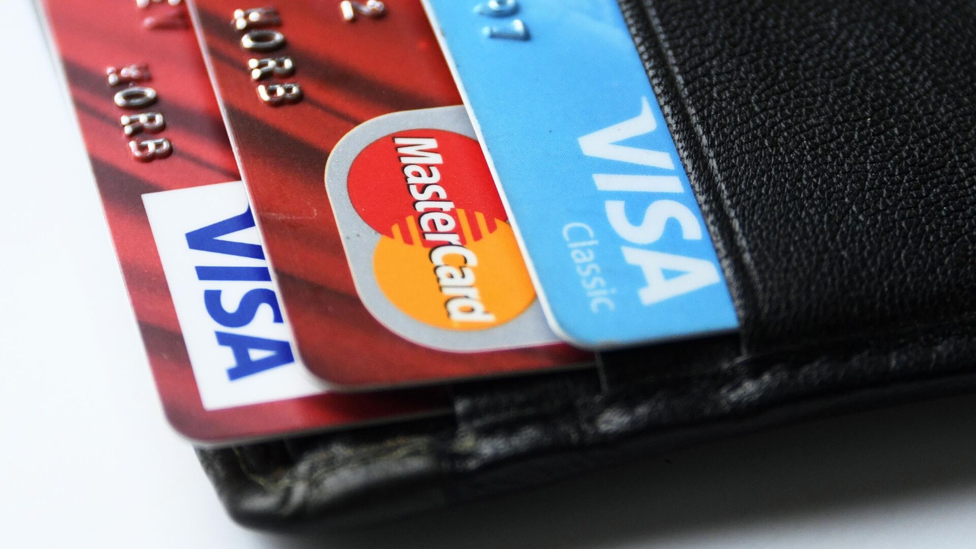 Банки ведут работу по плавной замене Visa и Mastercard на «Мир» до 2030 года