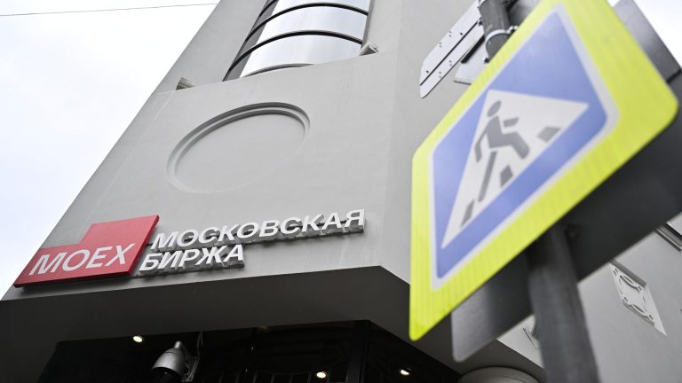 Курс юаня на Мосбирже вырос на девять копеек, до 10,90 рубля