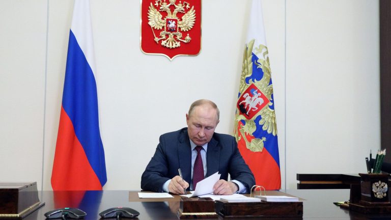 Путин подписал закон, отменяющий штрафы за непредставление «нулевых» налоговых деклараций