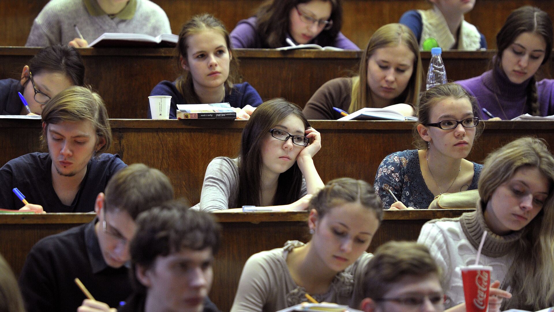 В Госдуме предложили списывать 25% кредита на обучение выпускникам с красным дипломом
