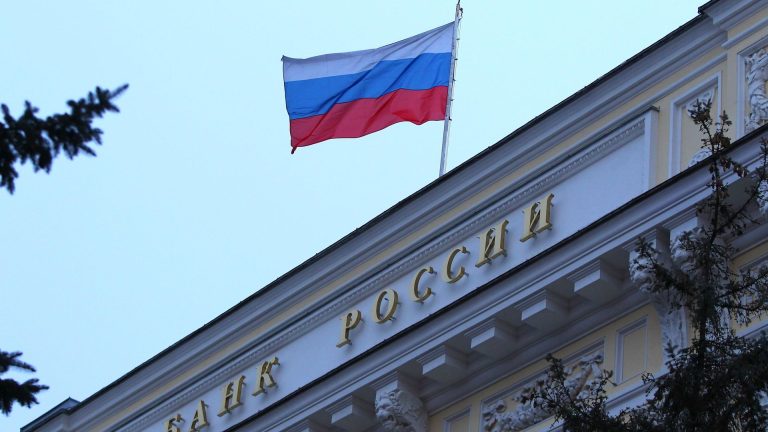 ЦБ заявил, что вырабатывает стратегию и тактику защиты в суде Бельгии из-за иска Euroclear