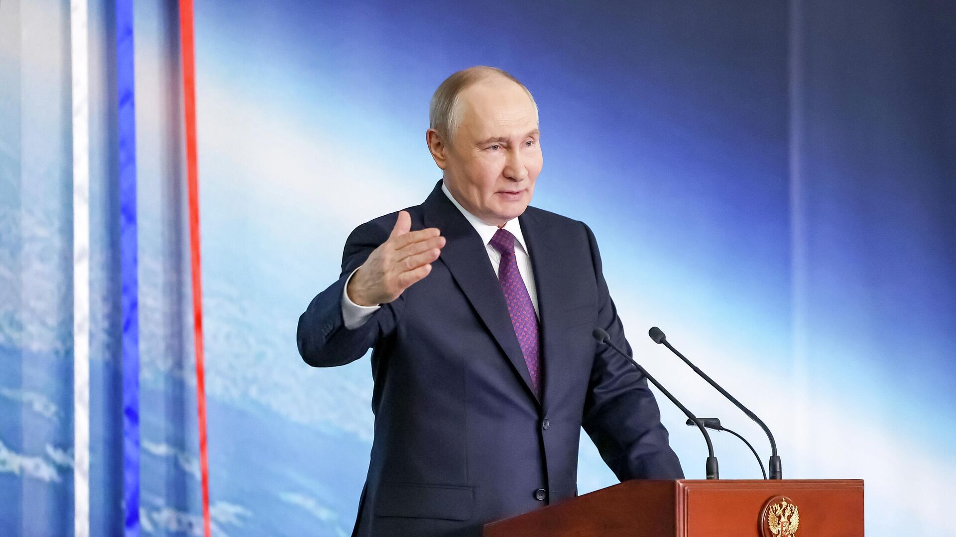 Путин: экономика РФ растет, несмотря на инфляцию, для снижения которой ЦБ принимает меры