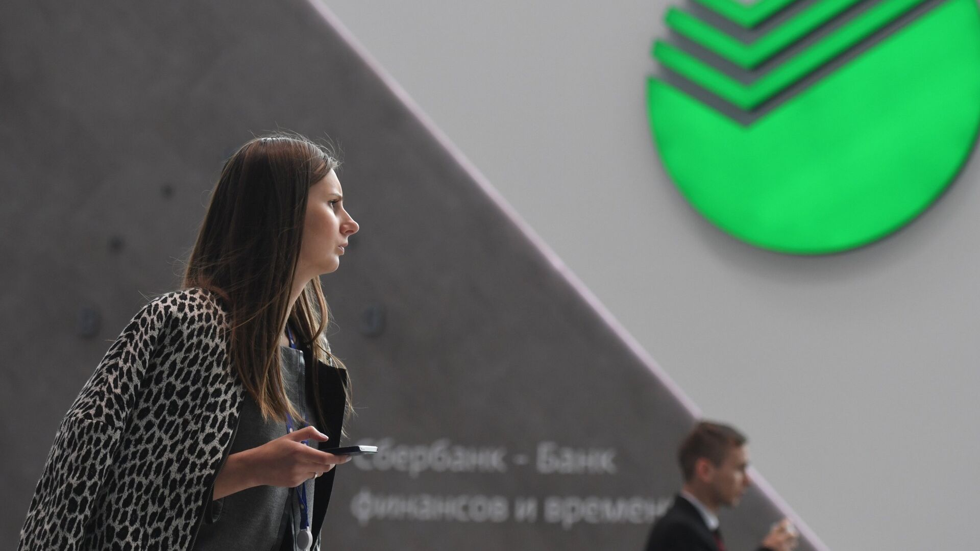 «Сбер» предложил создать индустриальные центры компетенций по генеративной разработке ПО