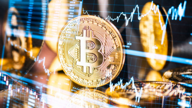 Продажа биткоинов Strategy и отток из ETF: эксперты видят признаки дна