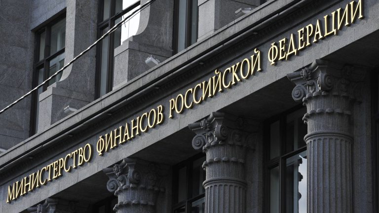 Минфин РФ 15 июля предложит бумаги одного выпуска на аукционе по размещению ОФЗ