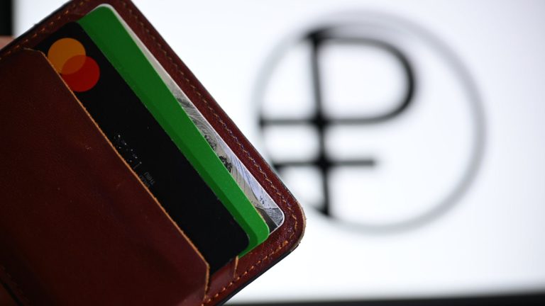 ЦБ скрыл список банков-участников пилота по цифровому рублю, чтобы снизить риск санкций