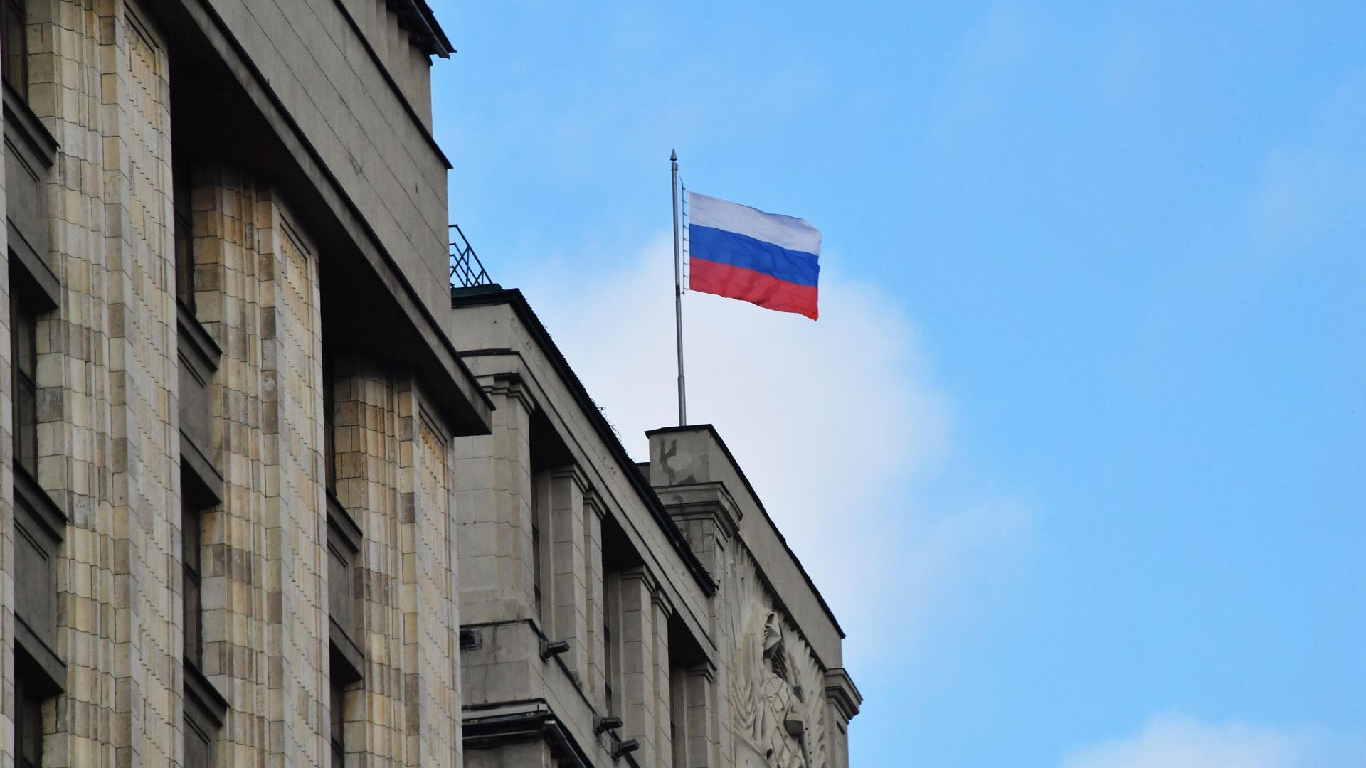 Госдума приняла закон, обязывающий банки публиковать сведения о тарифах на переводы денег