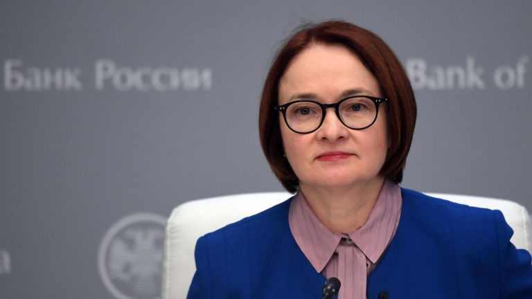 Глава ЦБ призвала не искать тайных сигналов от регулятора в носках и брошках