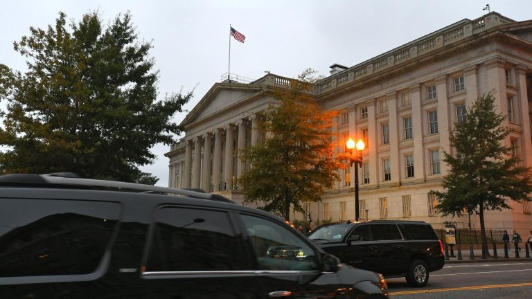Минфин США в июне зафиксировал дефицит бюджета в 120 миллиардов долларов