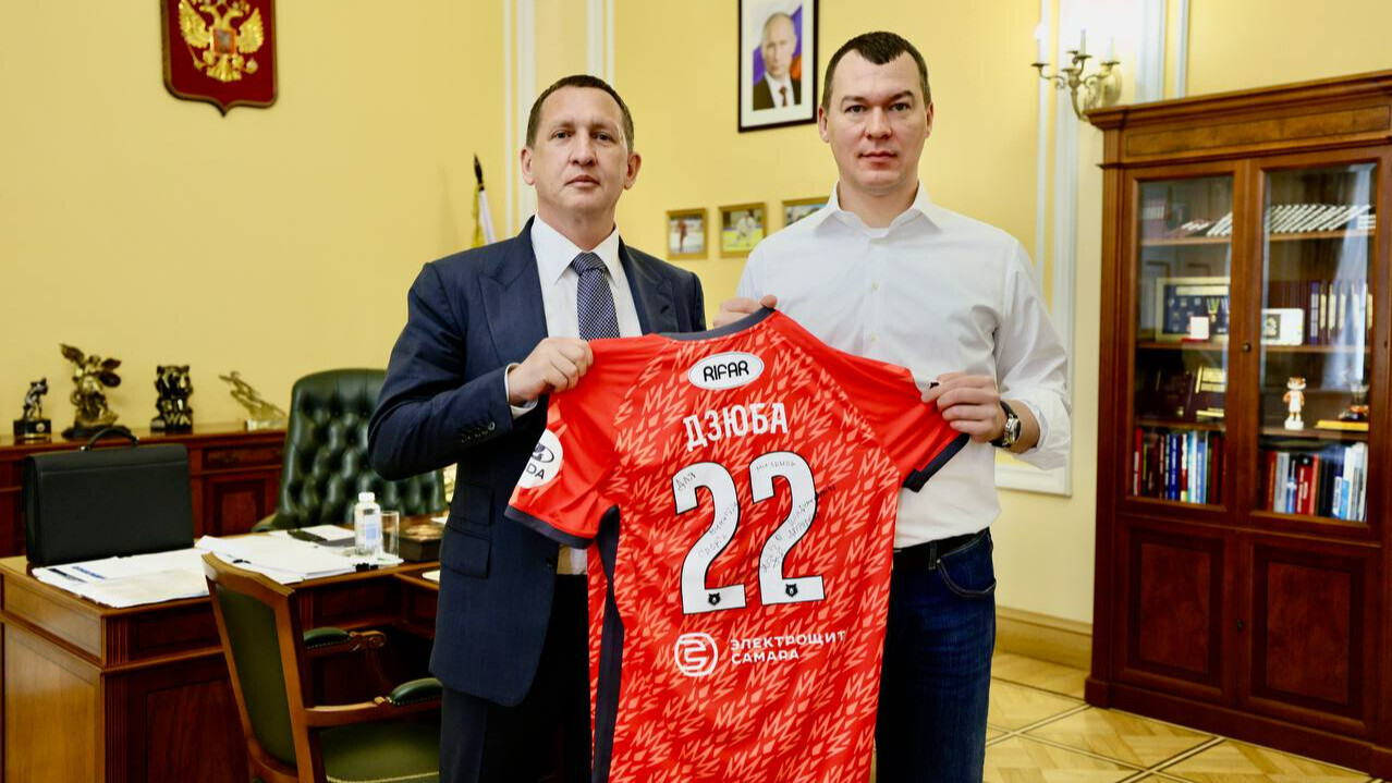 Владелец «Акрона» Морозов подарил Дегтяреву игровую футболку Дзюбы