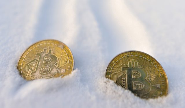 Сразу два сигнала указывают на очень слабый спрос биткоина
